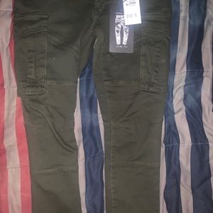 Green cargo pants slim fit size 32x32 and the Brand is Copper River.